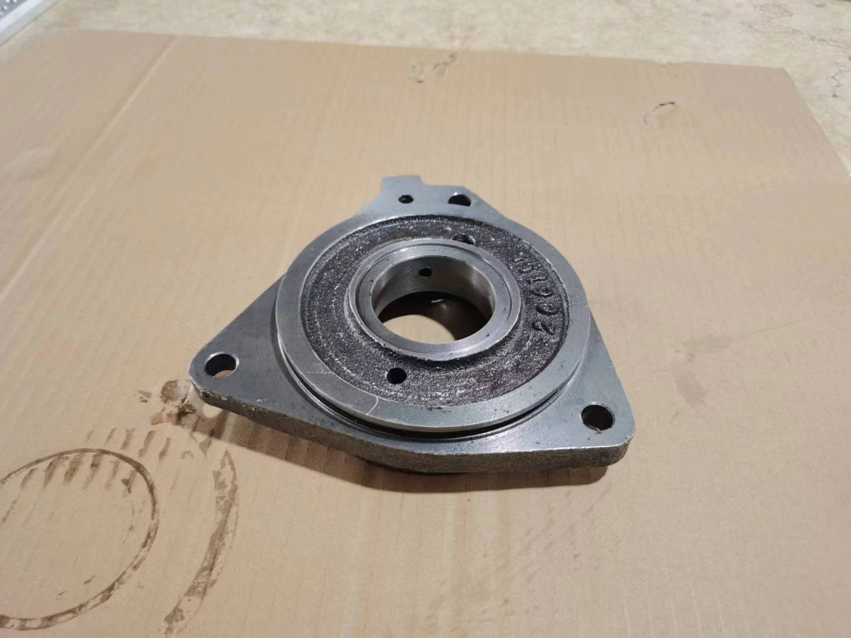 206155 SUPPORT,HYDRAULIC PUMP KTA38